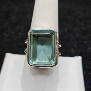 Stunning Silver Ring with Aquamarine Gemstone